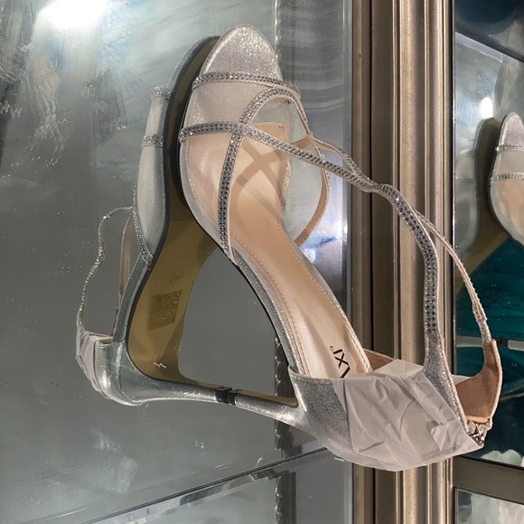 High Heels - Picture 4 of 5